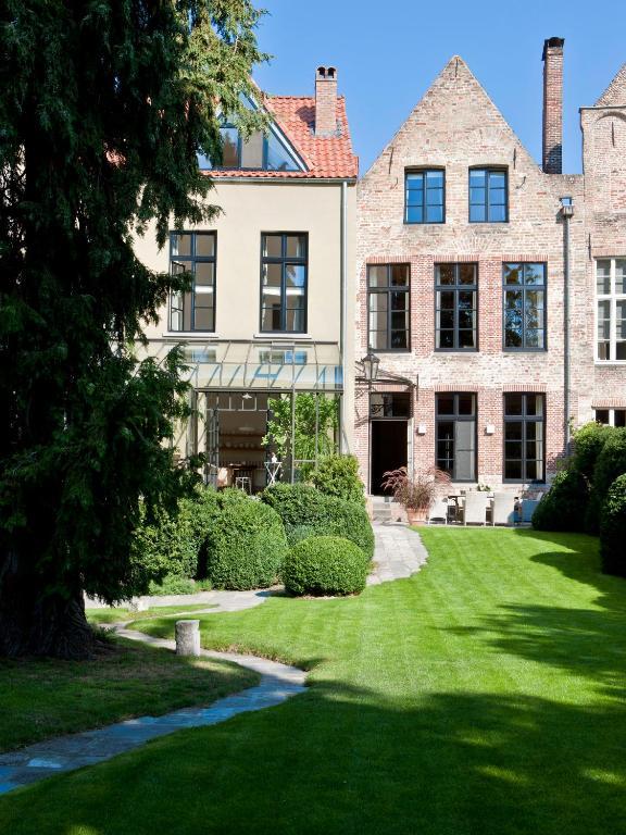 Jacquemine Luxury And Art Gallery Bed & Breakfast